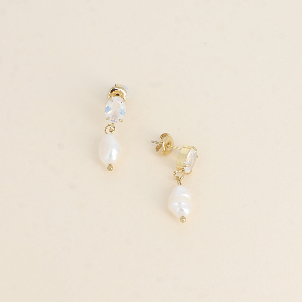 Boucles pendantes - cristal ovale blanc et perles d'eau douce - Dimensions de la boucle : 7 x 19 mm - Dimensions des cristaux : 6 x 8 mm