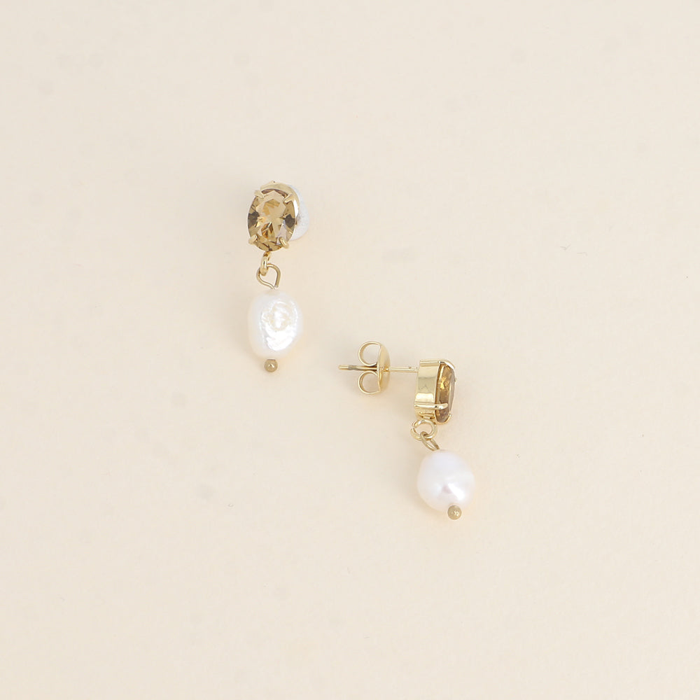 Boucles pendantes - cristal ovale beige et perles d'eau douce - Dimensions de la boucle : 7 x 19 mm - Dimensions des cristaux : 6 x 8 mm
