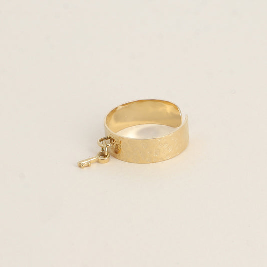 Bague - anneau martelé et pampille clef