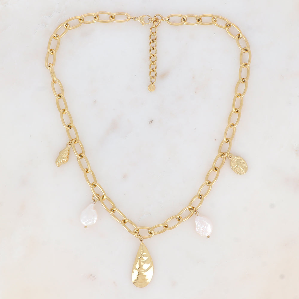 Collier en maille avec coquillages en métal, pampille ovale motif coquillage et perles d'eau douce (44+5CM)