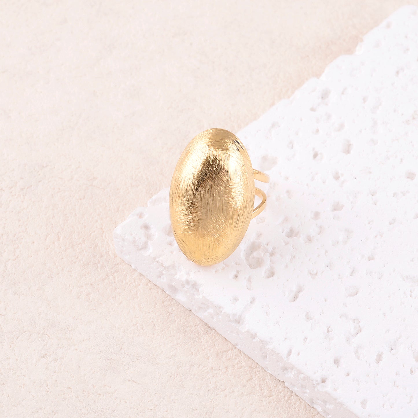Bague avec moyenne pièce ovale brossé