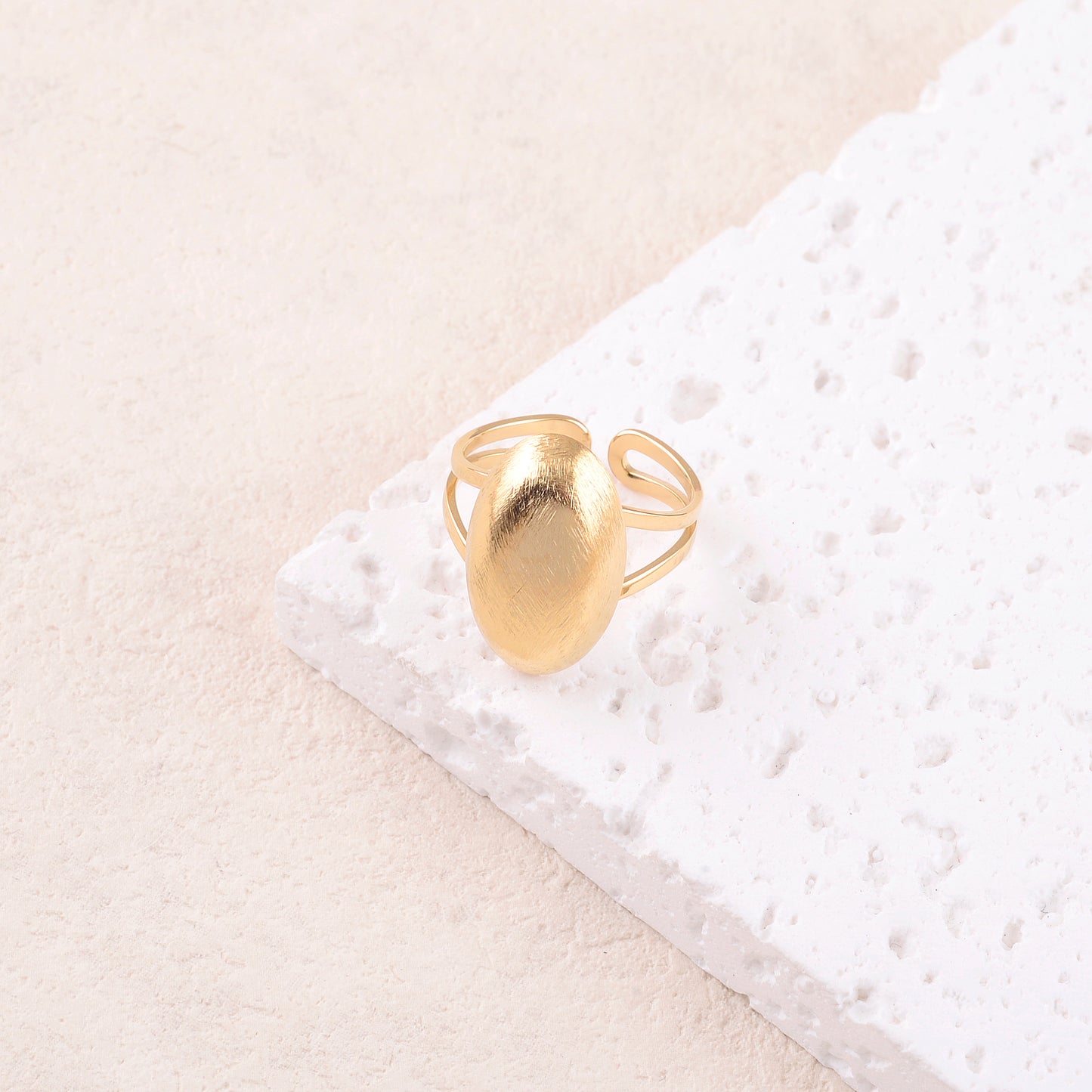 Bague avec petite pièce ovale brossé