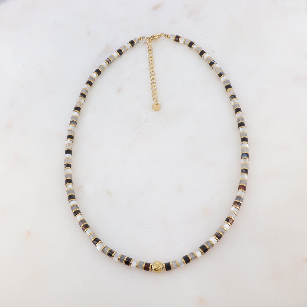 Collier doré composé de pierres noires, de nacres teintées et d'une boule dorée effet martelé 40+5 cm