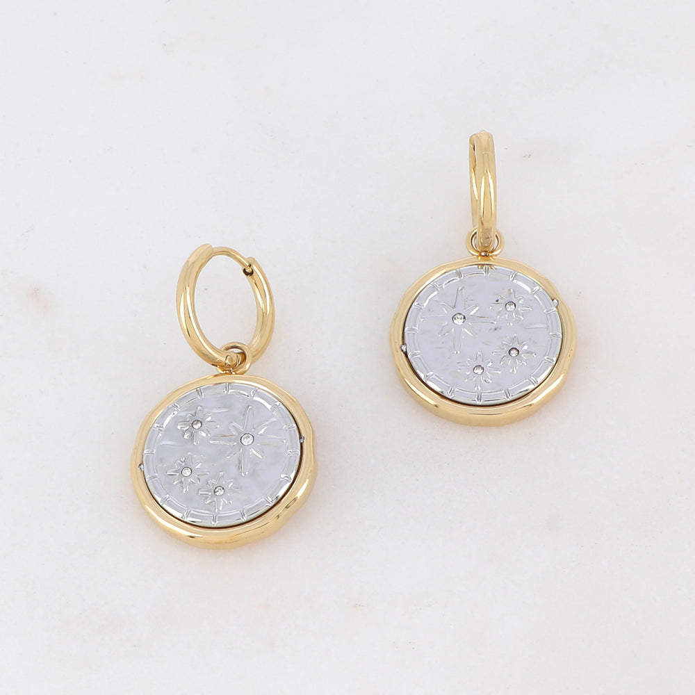Créoles avec étoiles et strass 2 x 3,5 cm.