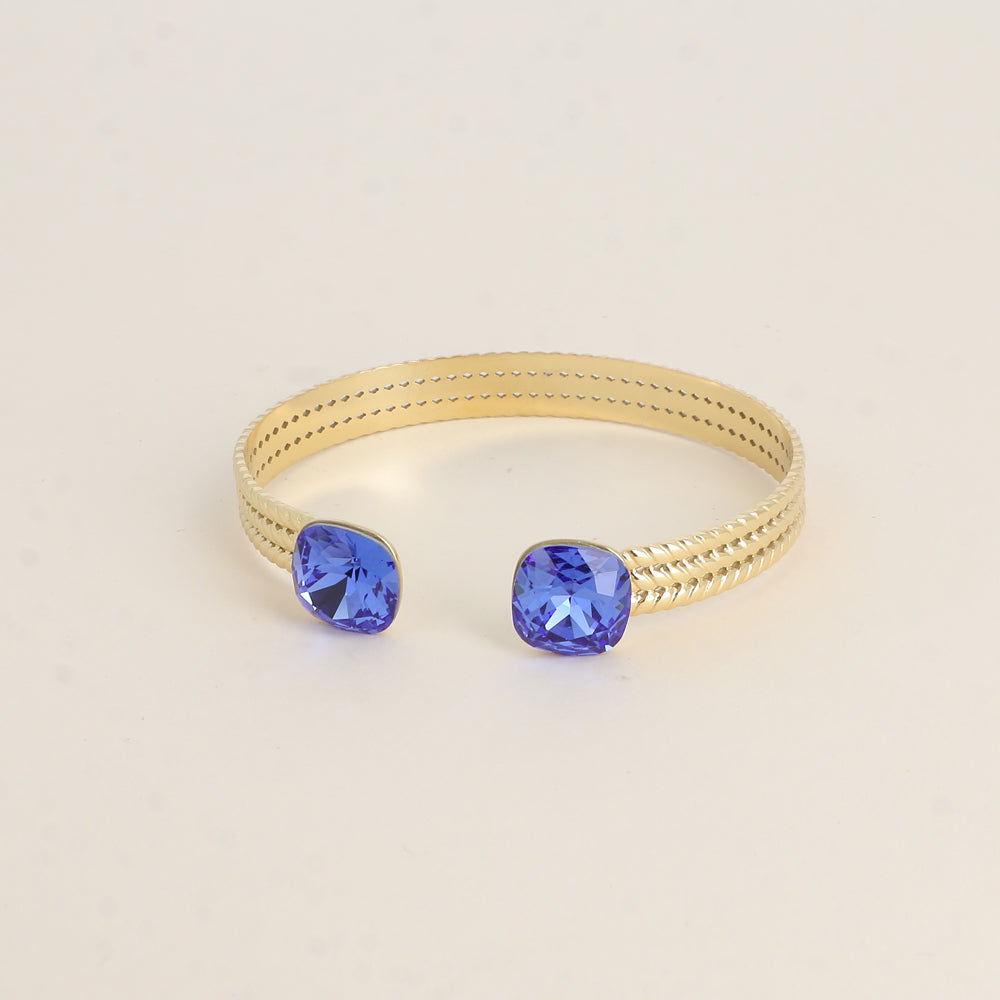 Jonc orné de cristaux de Swarovski® - Saphir Dimensions du jonc : 6 x 5 cm - Hauteur du jonc: 8 mm - Dimensions des cristaux : 12 x 12 mm