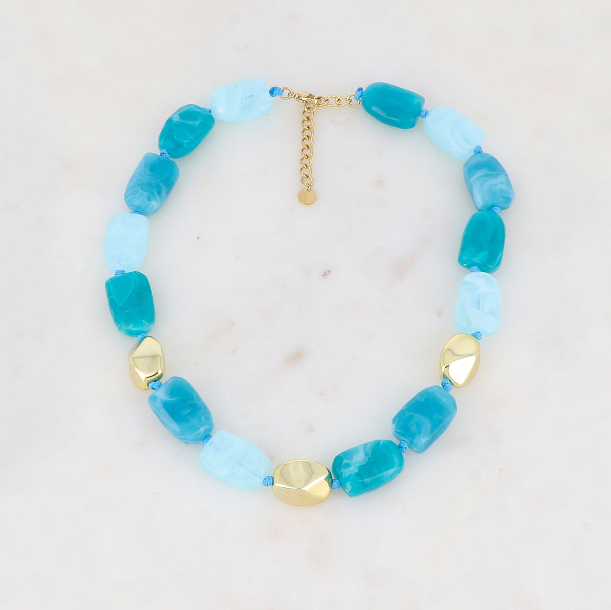 Collier avec perles métallique et en résine colorée