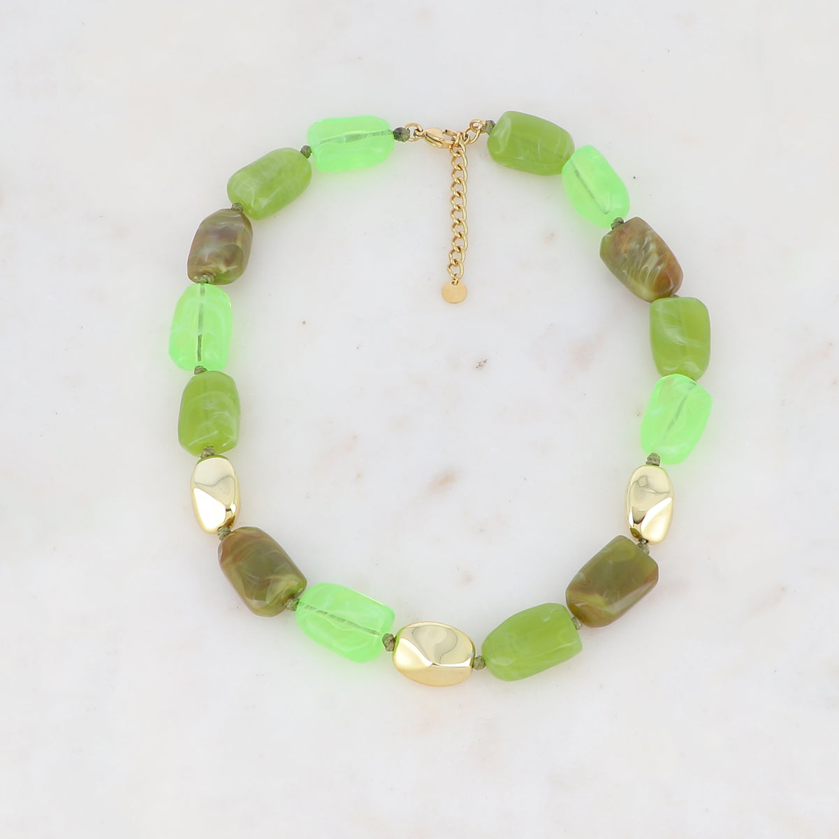Collier avec perles métallique et en résine colorée