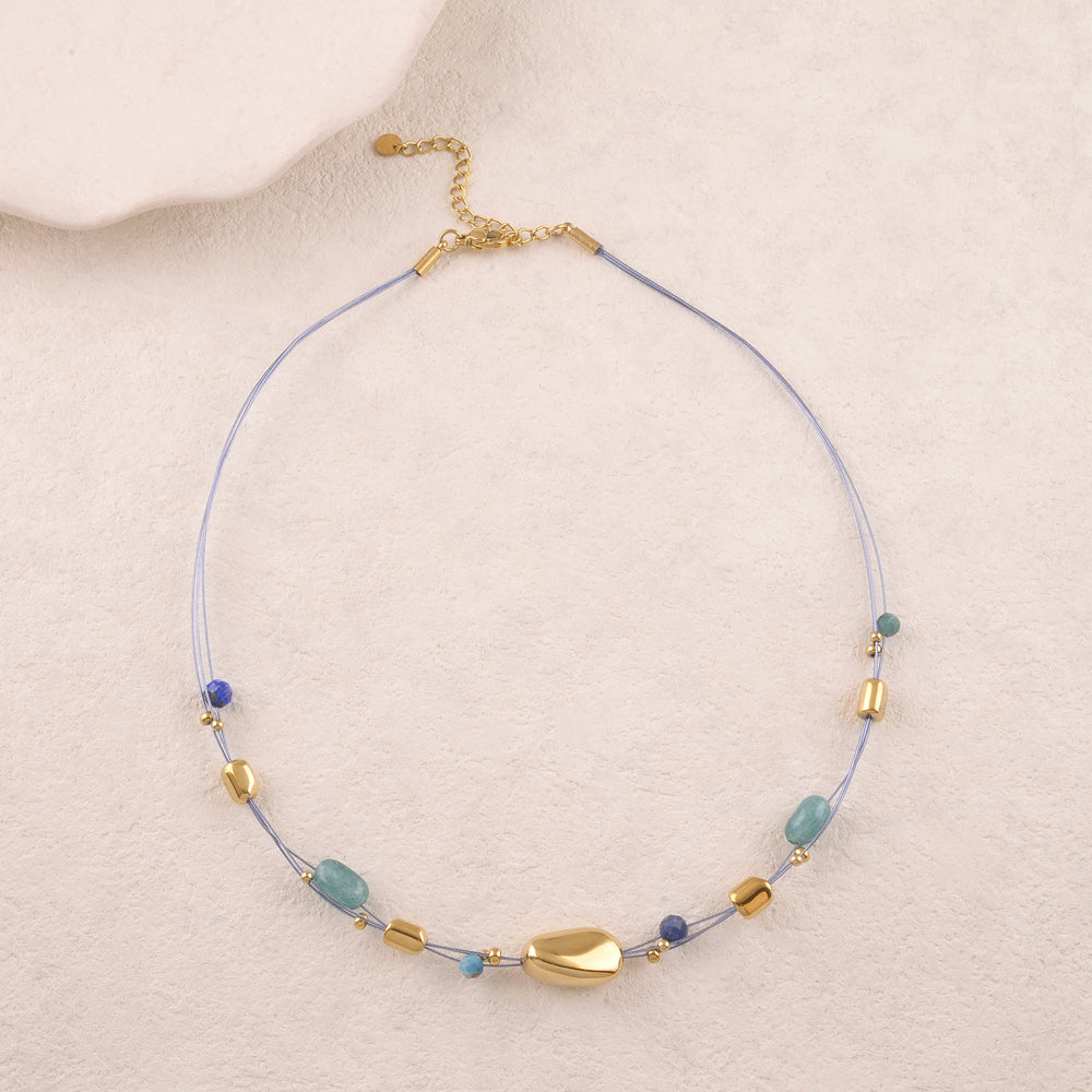 Collier sur fils avec perles dorées et pierres naturelles