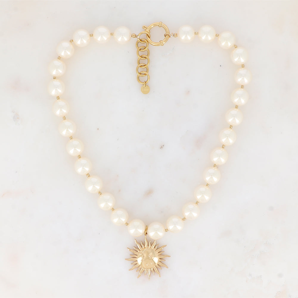 Collier avec perles en résine effet nacré et soleil