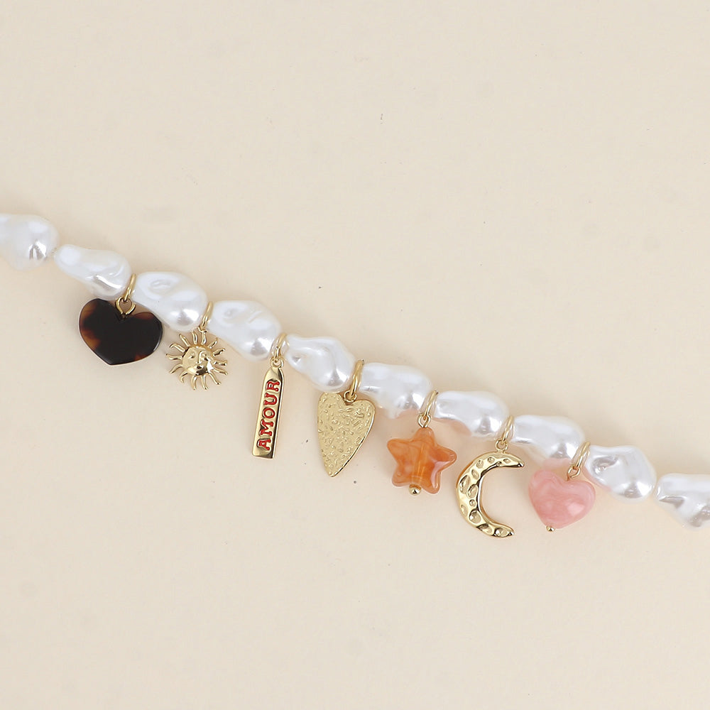 Bracelet - perles en résine blanche, cœurs, soleil, plaquette AMOUR en émail, étoile et lune (18+3 cm)