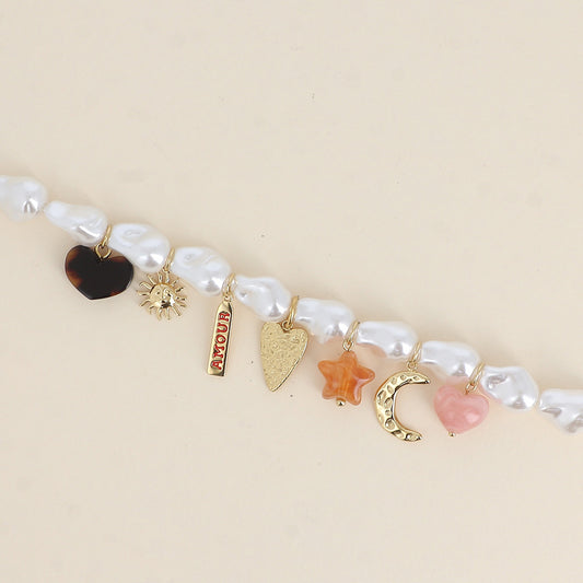 Bracelet - perles en résine blanche, cœurs, soleil, plaquette AMOUR en émail, étoile et lune (18+3 cm)