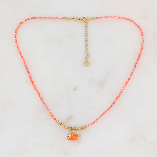 Collier sur cordon coloré avec pampille forme poisson émaillé