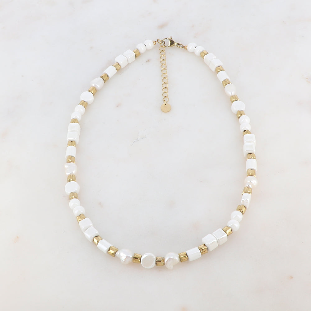 Collier doré avec des perles en céramique blanches et des perles d'eau douce 40+5 cm
