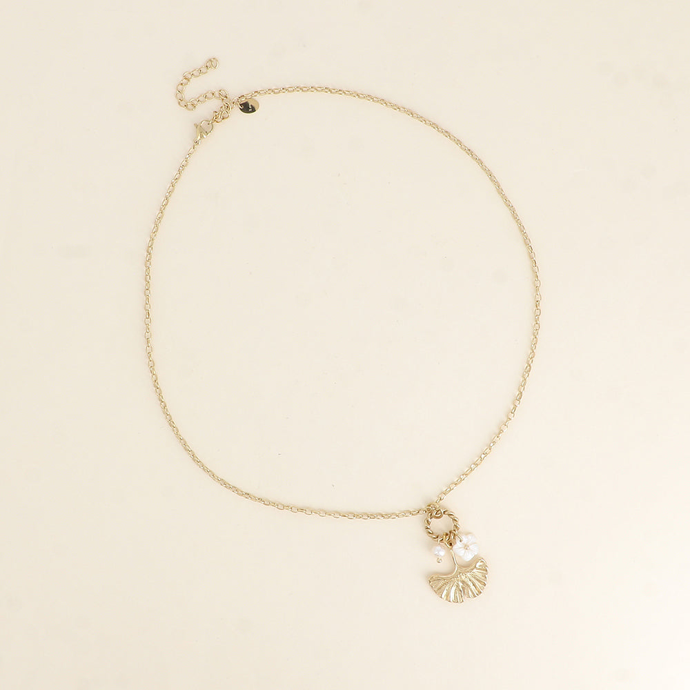 Collier - ginko, fleur nacrée et perle de résine blanche 45+7 cm