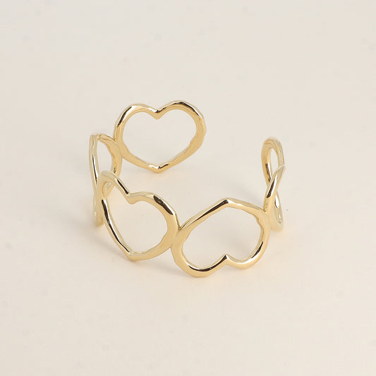 Manchette - coeurs ajourés - Dimensions de la manchette : 6,5 x 5 cm - Epaisseur du bracelet : 3,2 cm