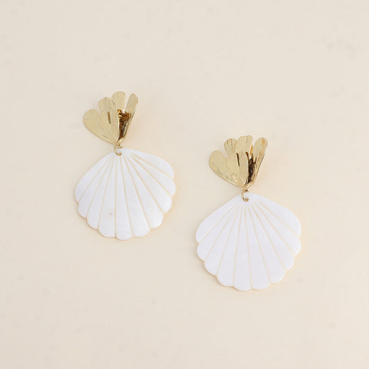 Boucles pendantes - feuillage texturé et coquillage nacré 46x73 mm