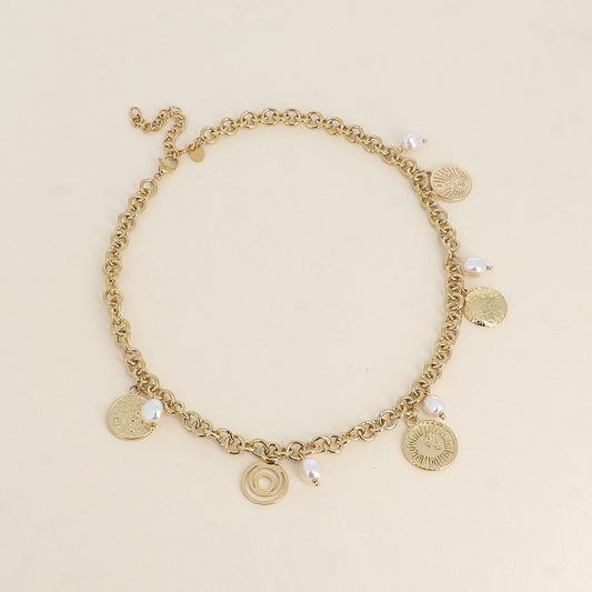 Collier - perles de résine blanche et pampilles rondes aux motifs de ciel étoilé, soleil et lune 39+7 cm