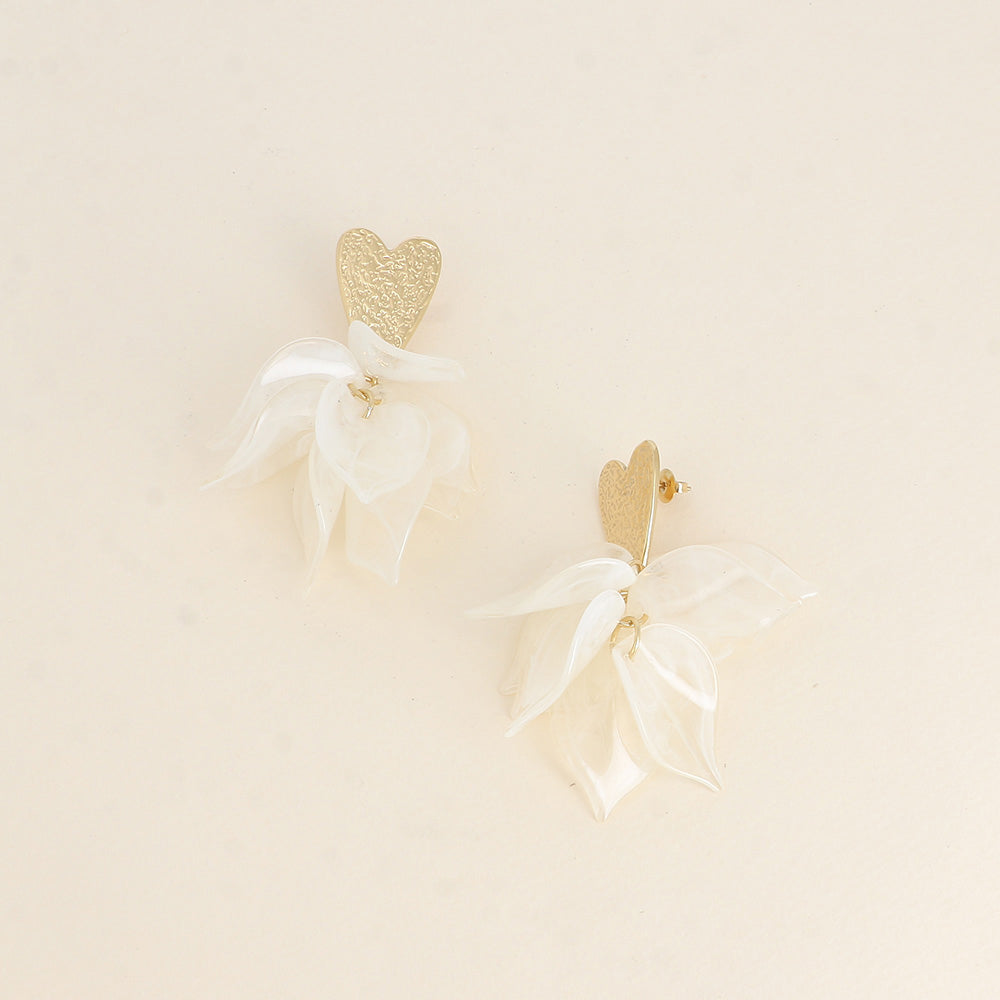 Boucles pendantes - coeur texturé et de pièces pendantes en acétate beige 35x75 mm