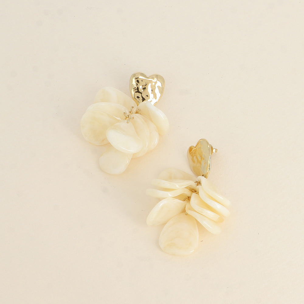 Boucles pendantes - coeur texturé et de pièces pendantes en acétate beige 35x55 mm