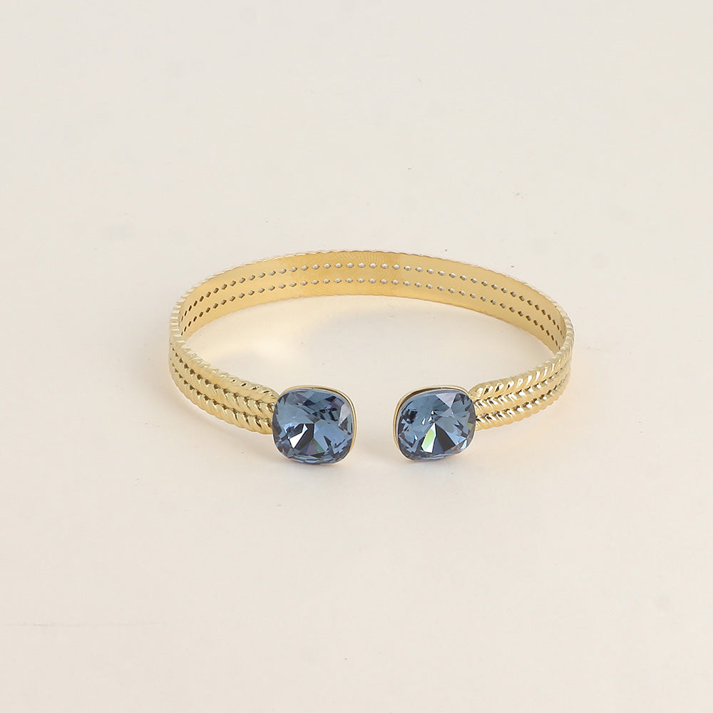 Jonc orné de cristaux de Swarovski® - Denim Dimensions du jonc : 6 x 5 cm - Hauteur du jonc: 8 mm - Dimensions des cristaux : 12 x 12 mm