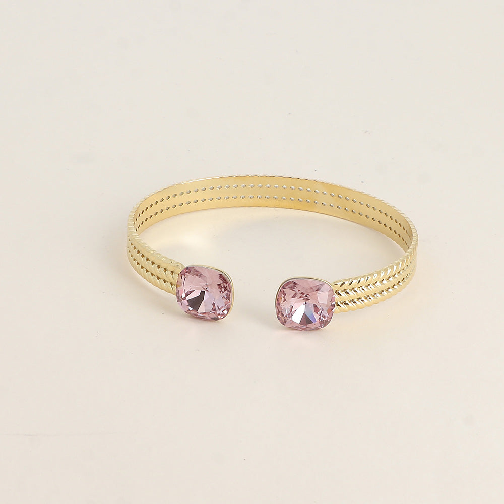 Jonc orné de cristaux de Swarovski® - Light amethyst - Dimensions du jonc : 6 x 5 cm - Hauteur du jonc: 8 mm - Dimensions des cristaux : 12 x 12 mm