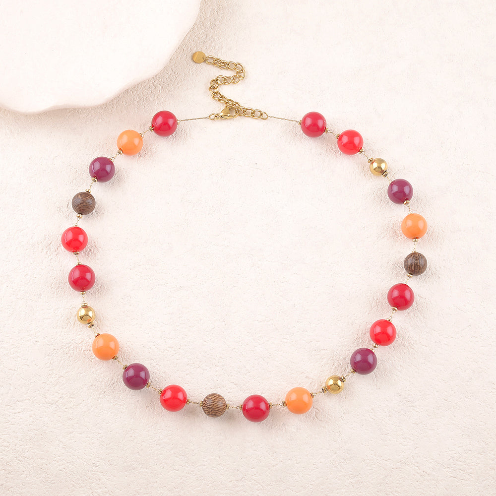 Collier avec perles en résine , perles en bois et perles dorées 44+7 cm