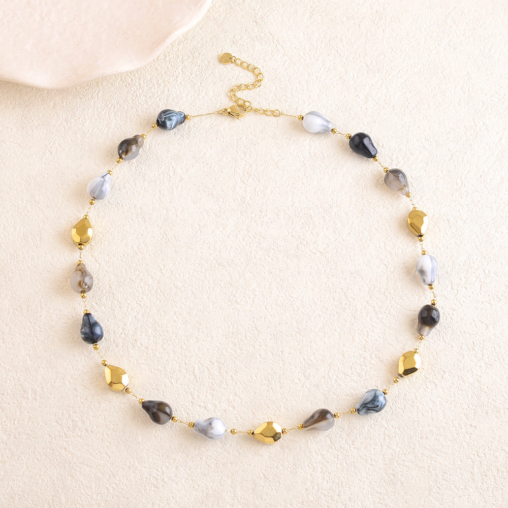 Collier avec des perles en résine 40+5 cm