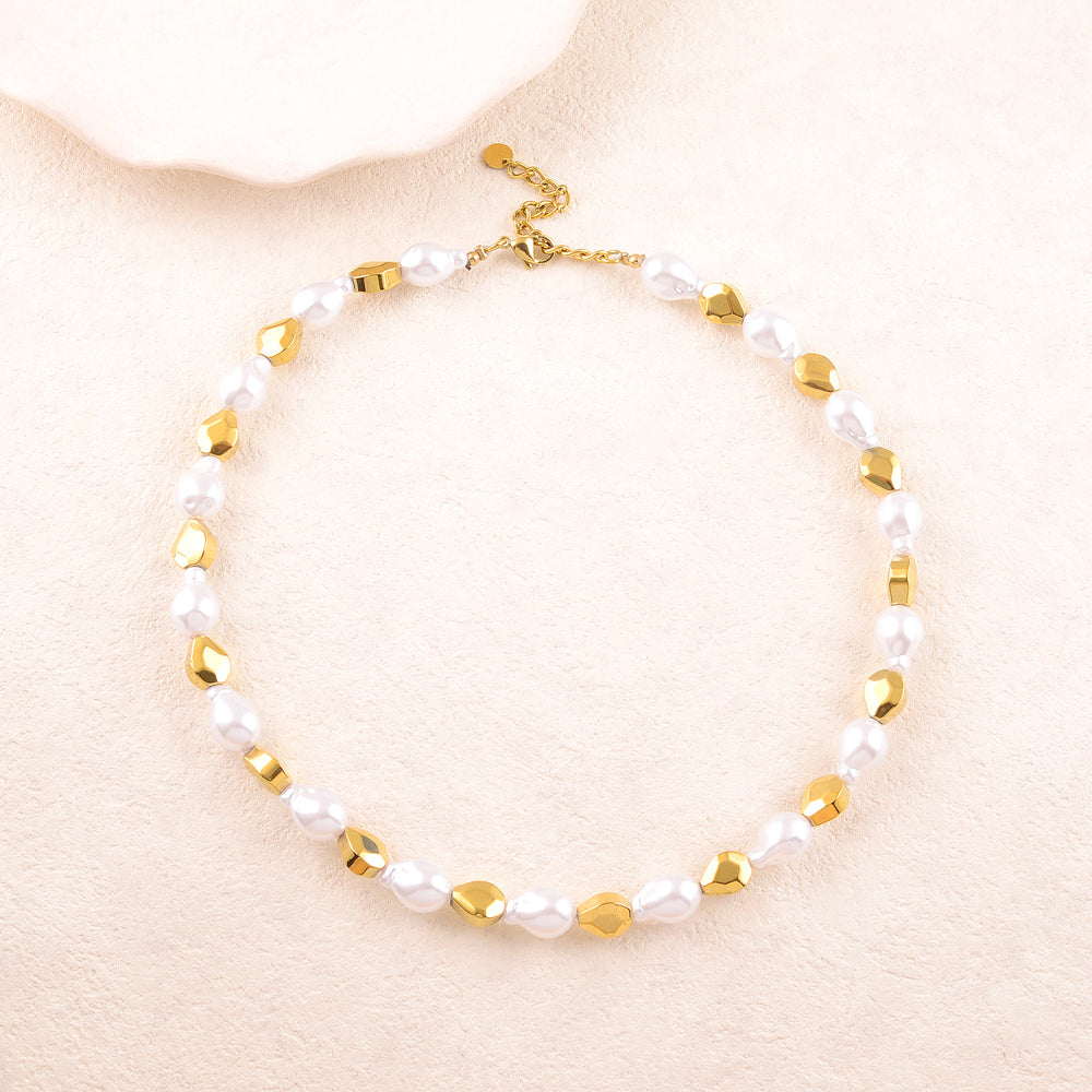 Collier avec avec des perles en résine 42+5 cm