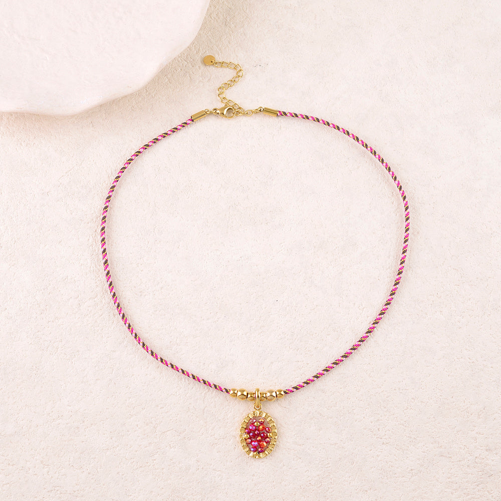 Collier sur cordon avec un anneau ovale texturé et perles en pâtes de verre vertes 39+5 cm