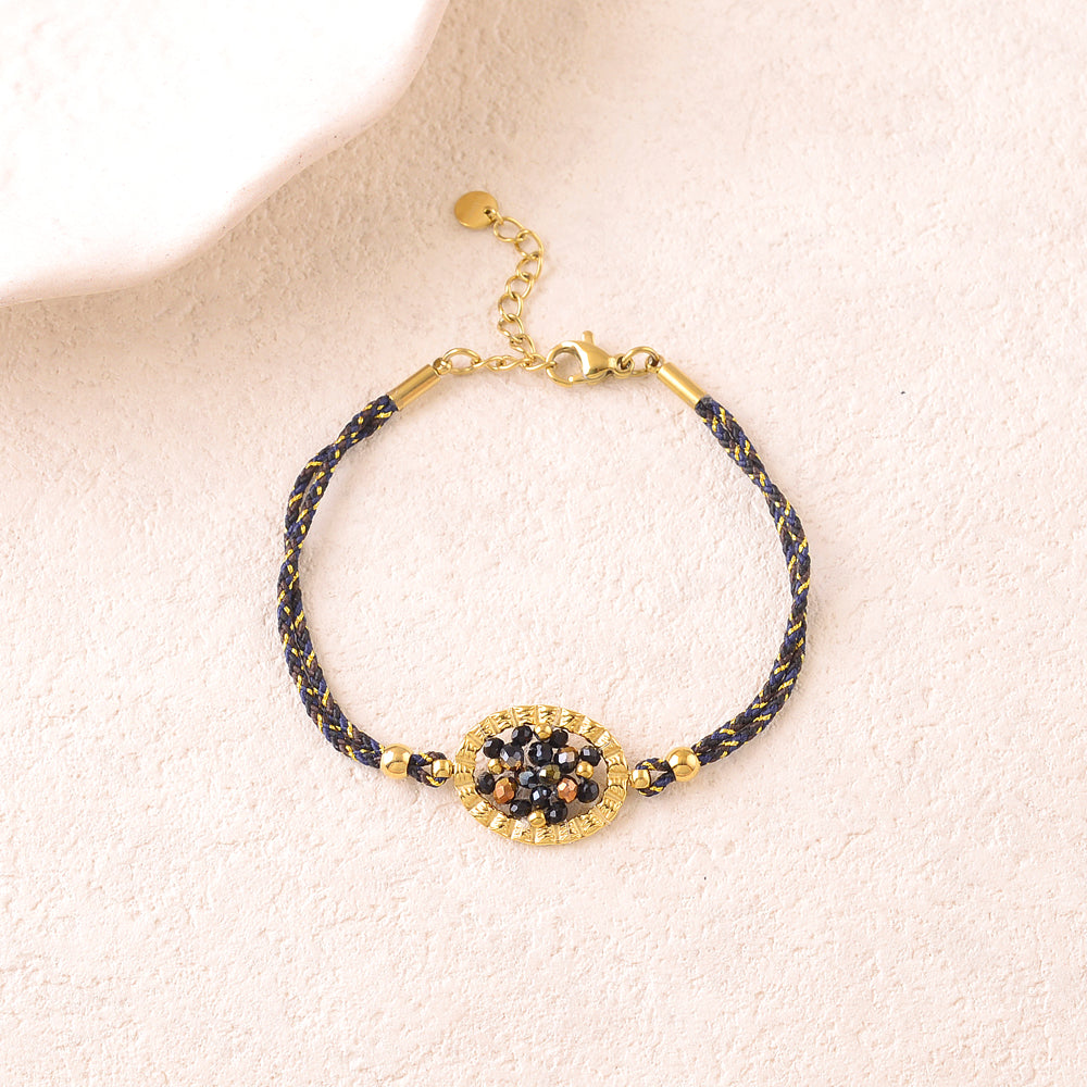 Bracelet double rangs sur cordon avec anneau ovale texturé et perles en pâtes de verre