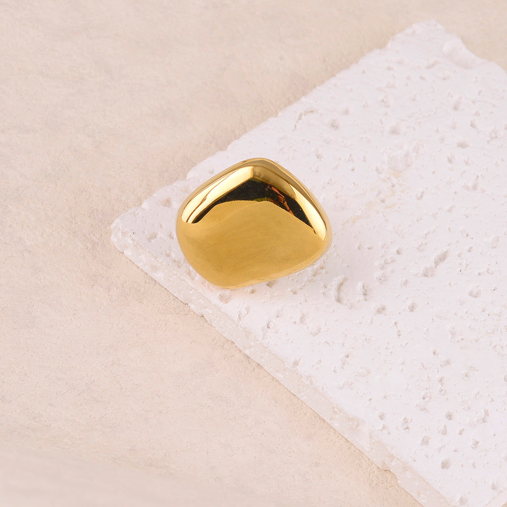 Bague avec pièce géométrique lisse et effet miroir