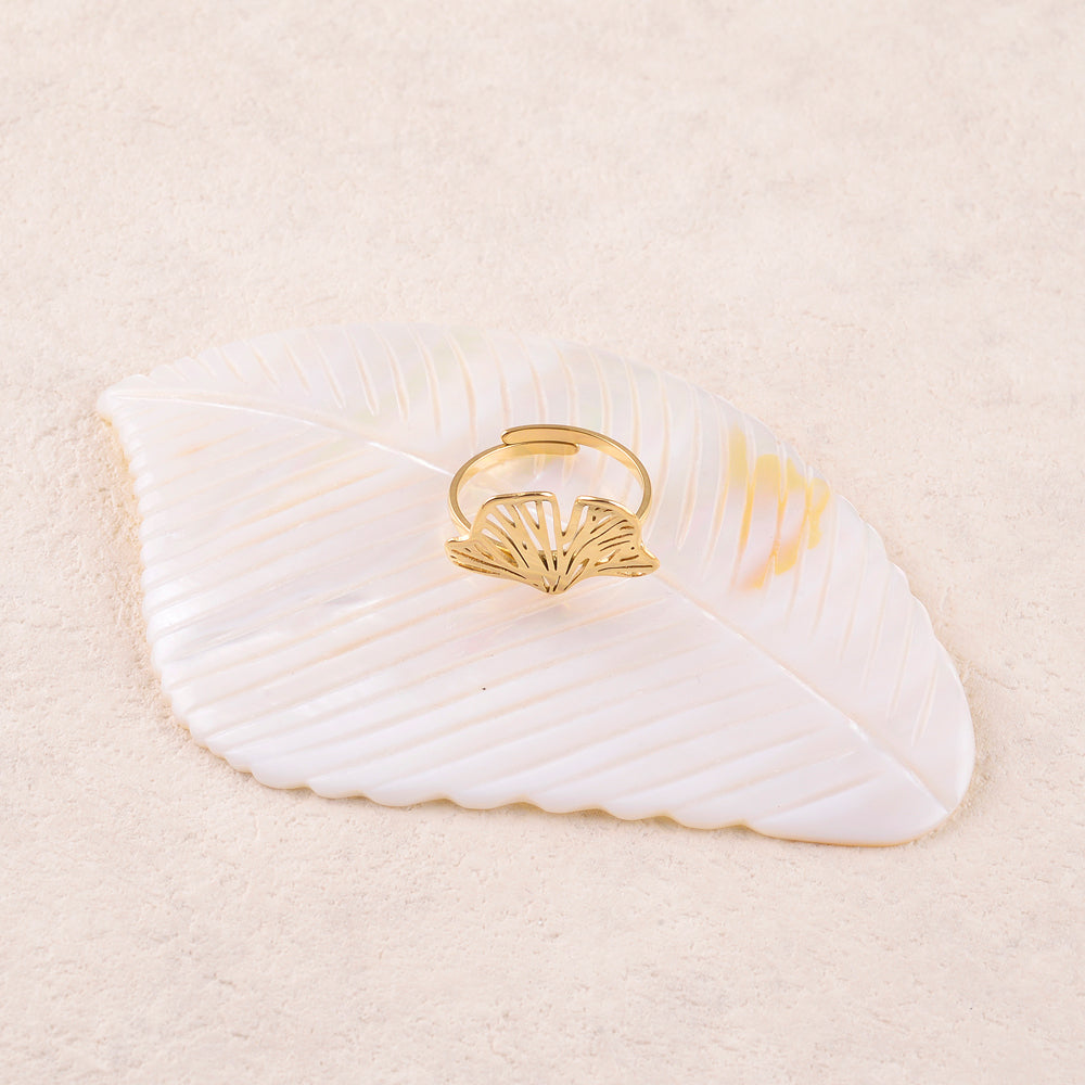 Bague avec feuille de ginkgo ajourée