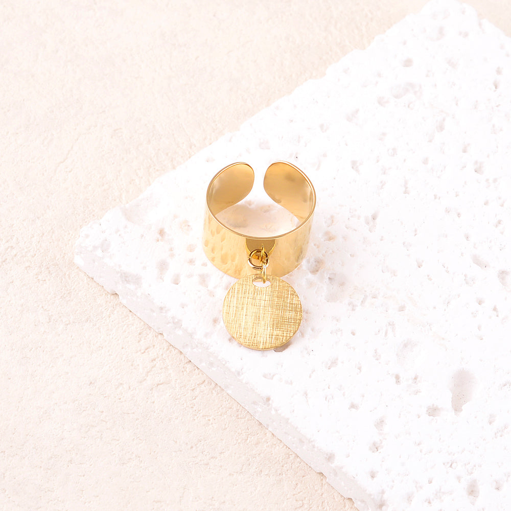 Bague lisse avec pampille ronde brossée