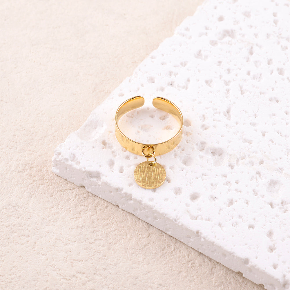 Bague lisse avec pampille ronde brossée