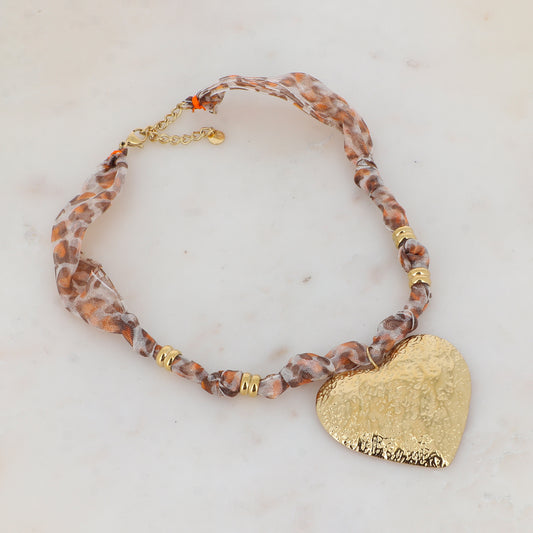 Collier sur ruban avec motif léopard jaune et cœur martelé 39+5 cm