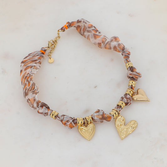 Collier sur ruban avec motif léopard jaune et 3 pendentifs forme cœur 39+5 cm