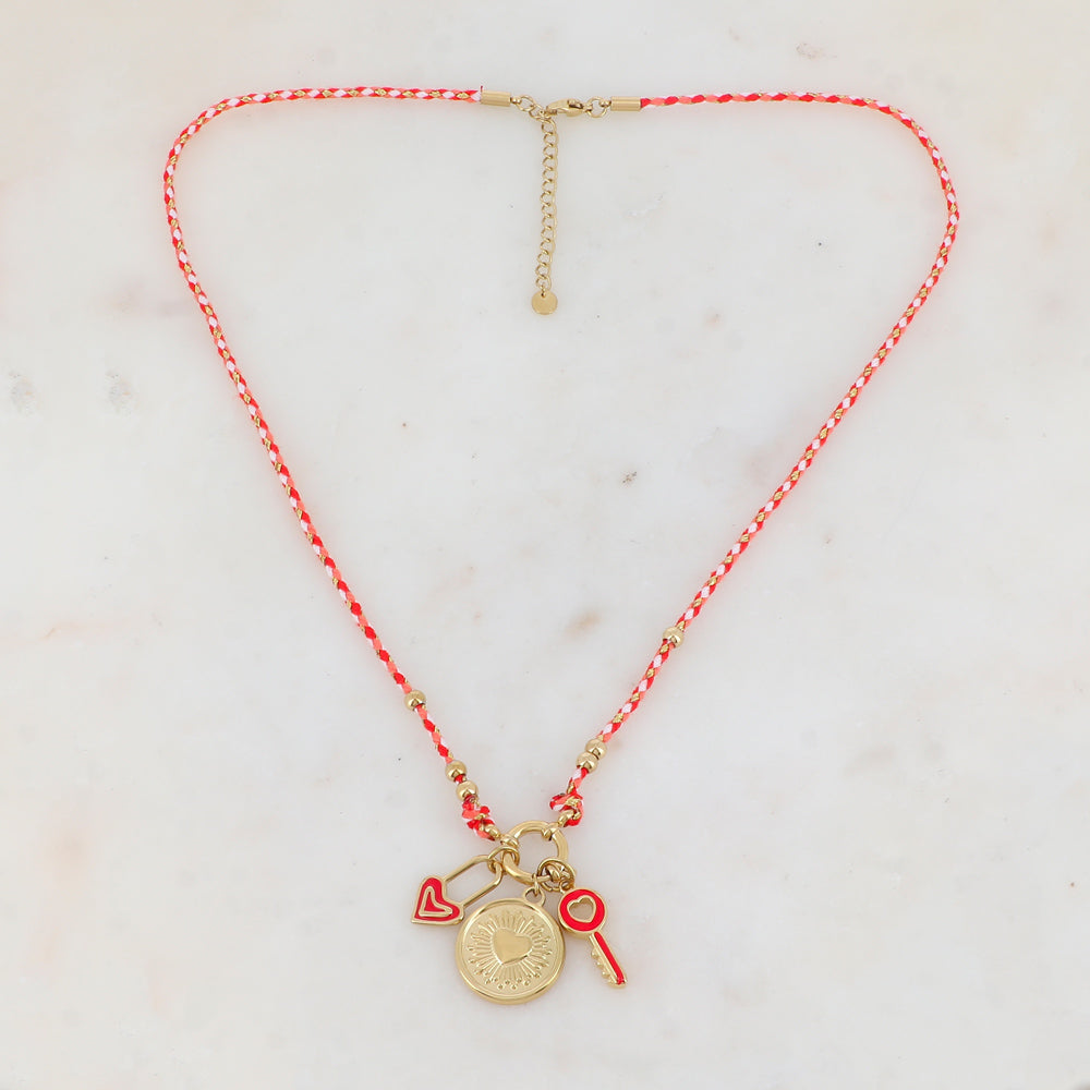 Collier sur cordon avec cadenas motif cœur émaillé, clé ajourée de façon cœur et pendentif rond motif cœur (51+5CM)