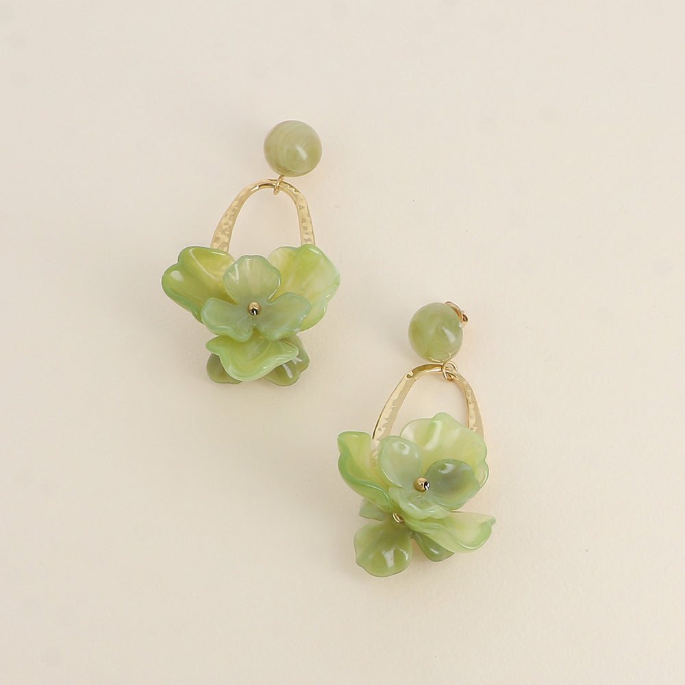 Boucles pendantes - puce avec une demi boule en résine, pièce ovale ajourée martelée et résine colorée verte en forme de feuillage 35x75 mm