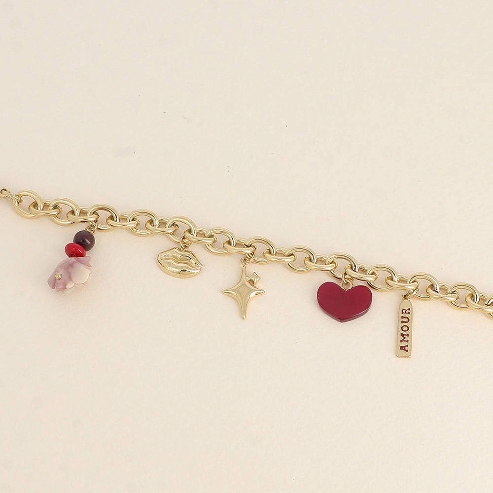 Bracelet - pendentifs (bouche, étoiles, rose et coeur en résine, perles, plaquette AMOUR) (17+3 cm)