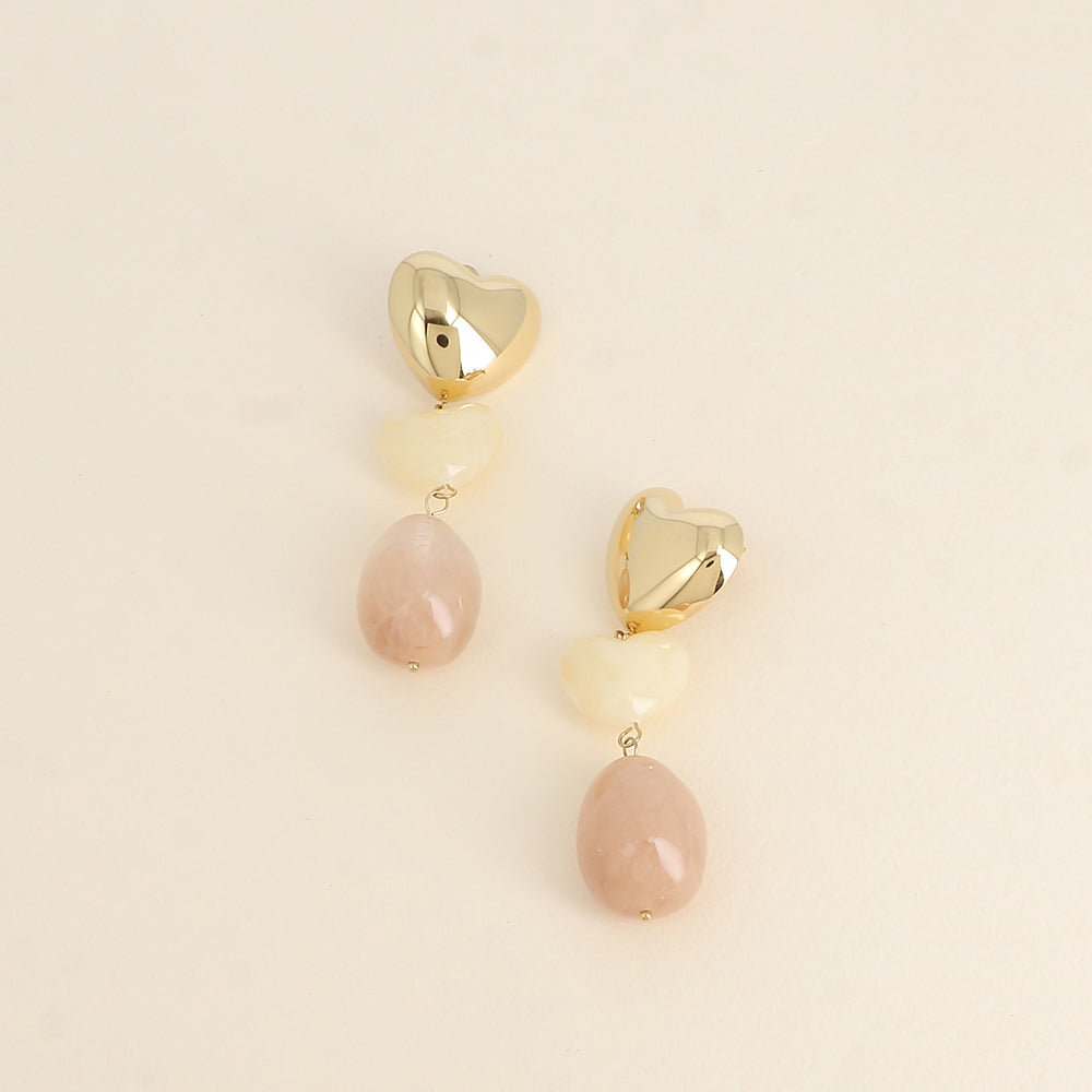 Boucles pendantes - cœurs et perle en résine beige 20x75 mm