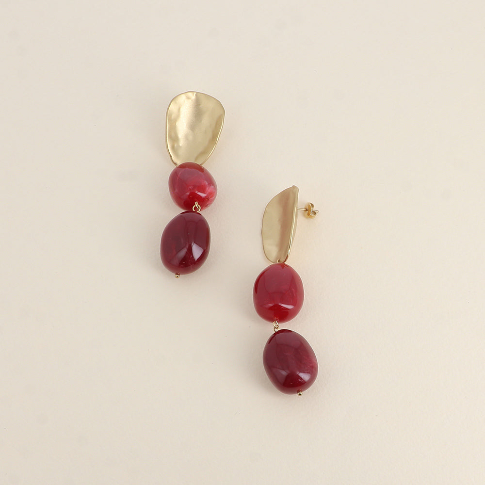 Boucles pendantes - pièce mat et perle en résine rouge 18x85 mm
