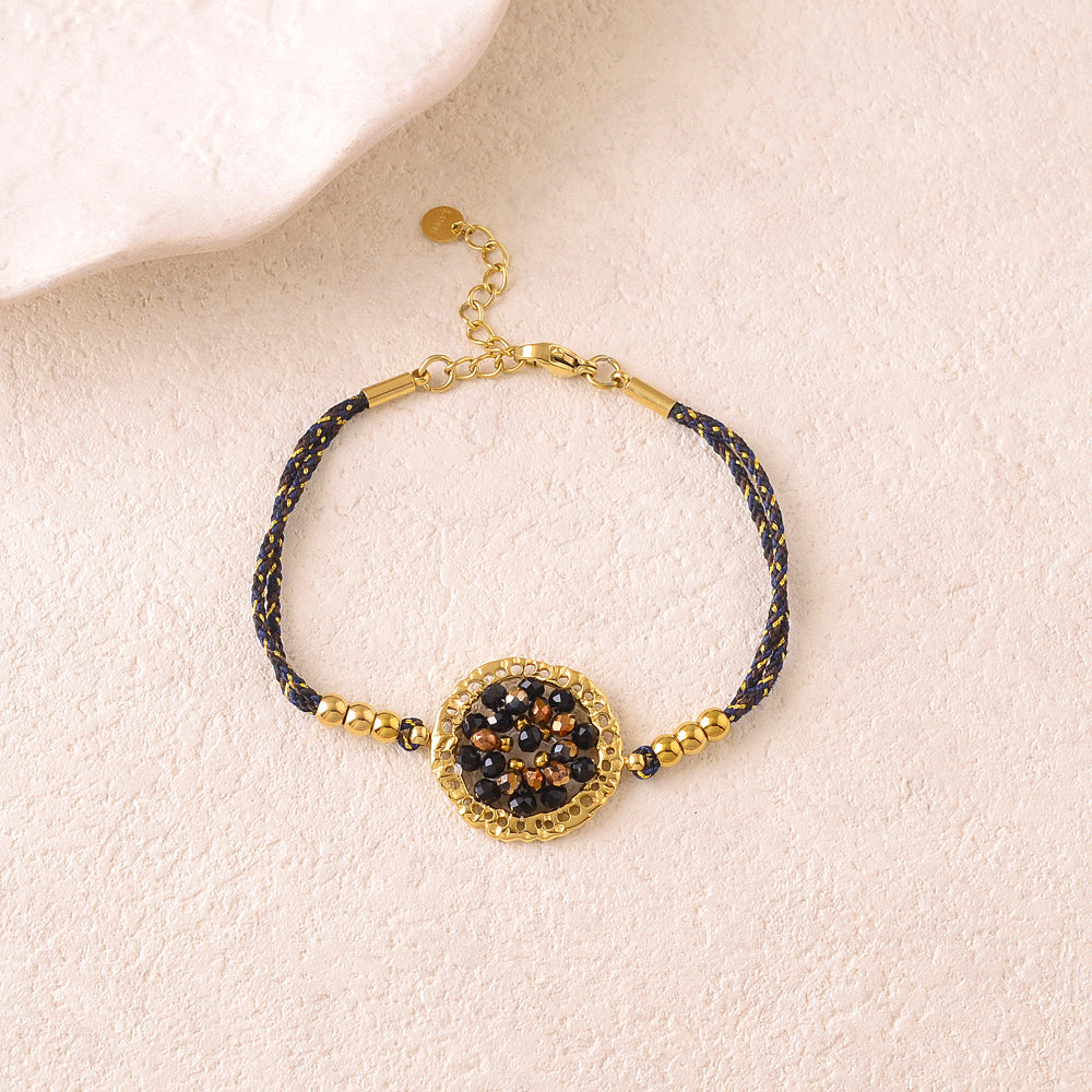 Bracelet double rangs sur cordon avec anneau rond texturé et perles en pâtes de verre