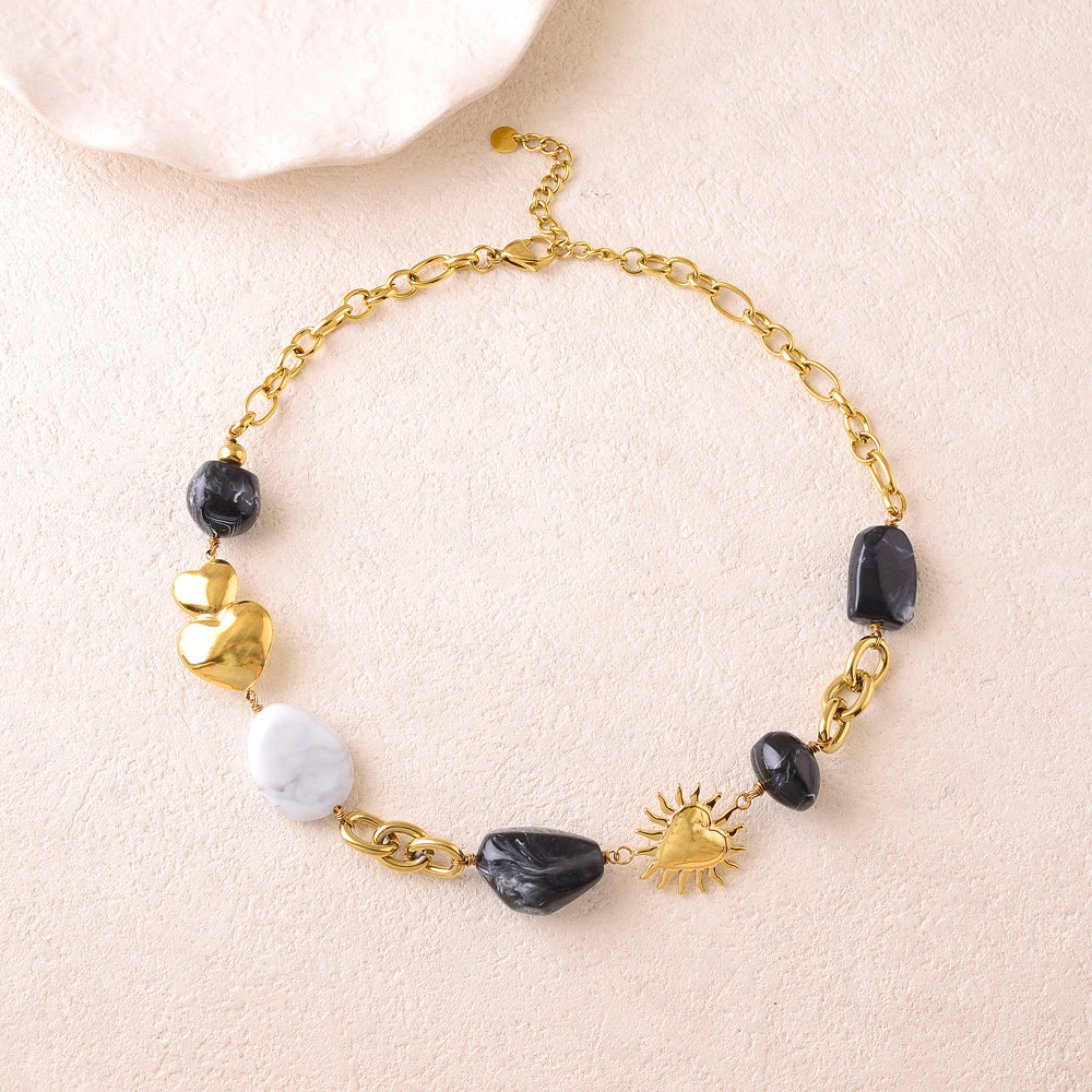 Collier en maille avec pampilles cœurs et perles en résine (40+5CM)