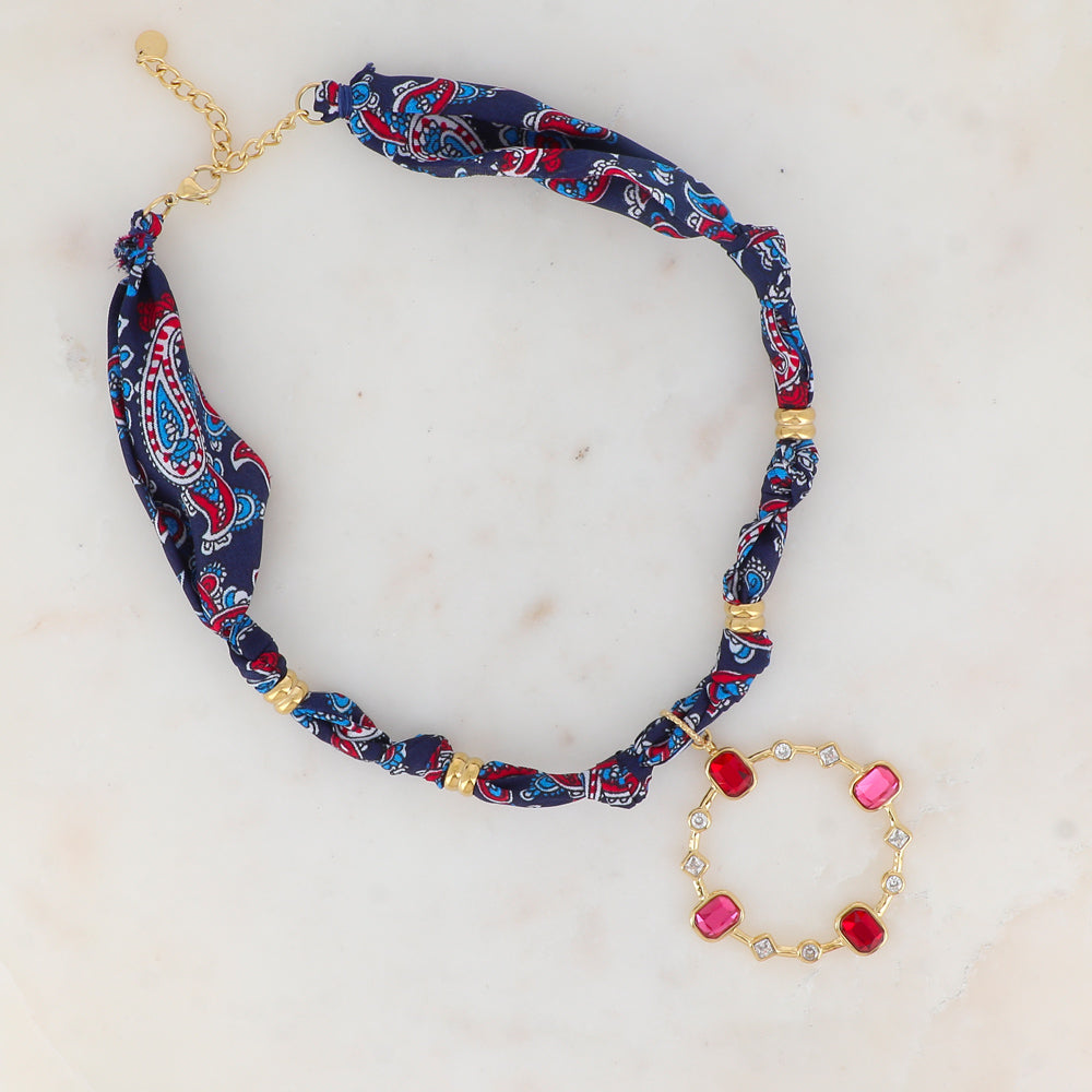 Collier sur ruban bleu mix avec pendentif anneau serti de strass blancs et de pâtes de verre roses et rouges 39+5 cm