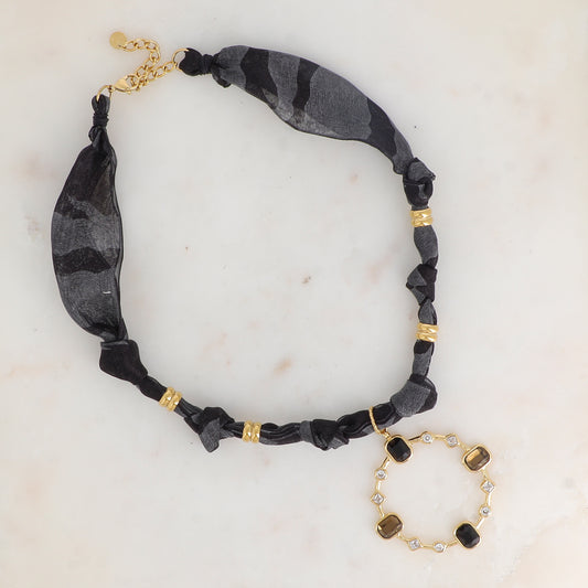 Collier sur ruban noir avec pendentif anneau serti de strass blancs et de pâtes de verre noires 39+5 cm