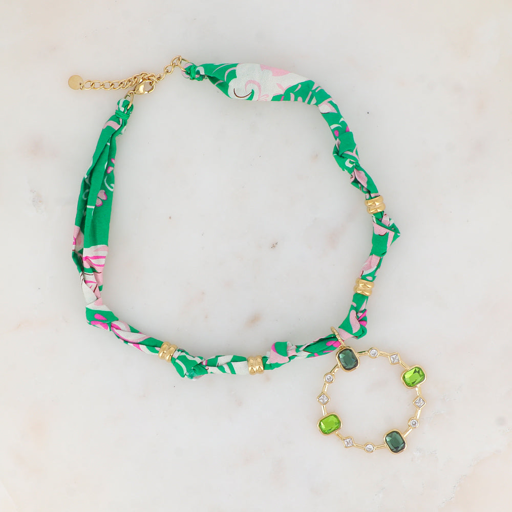 Collier sur ruban vert avec pendentif anneau serti de strass blancs et de pâtes de verre vertes mixtes 39+5 cm