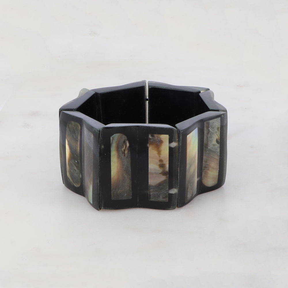 Manchette élastique en résine avec feuille de nacre Diamètre relatif : 5,7 cm - Hauteur : 4,2 cm