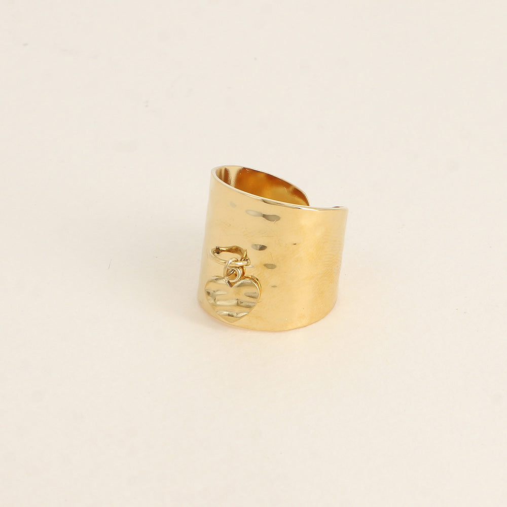 Bague large - anneau motif martelé et pampille coeur texturée