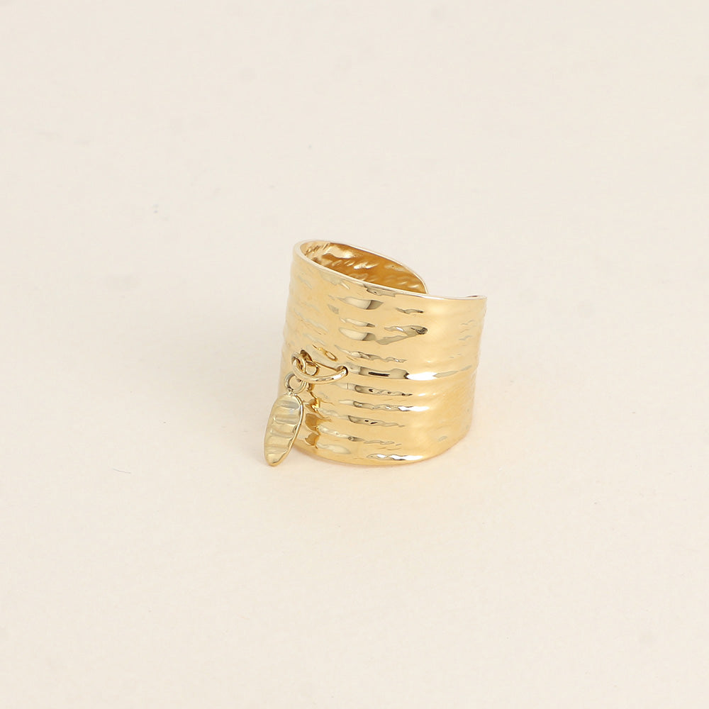 Bague large - anneau motif strié et pampille ovale texturée