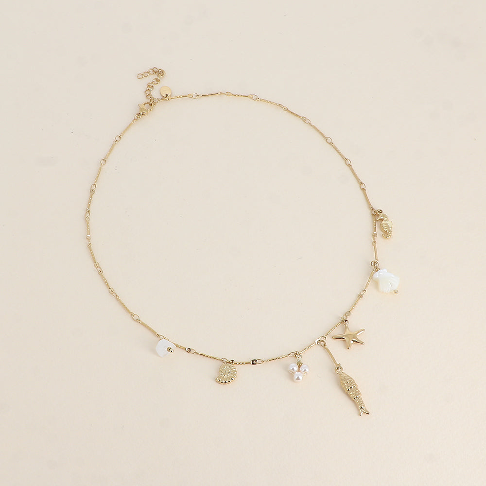 Collier - breloques du thème marin (perles de résine, étoile de mer, poisson, coquillages et hippocampe) 40+5 cm